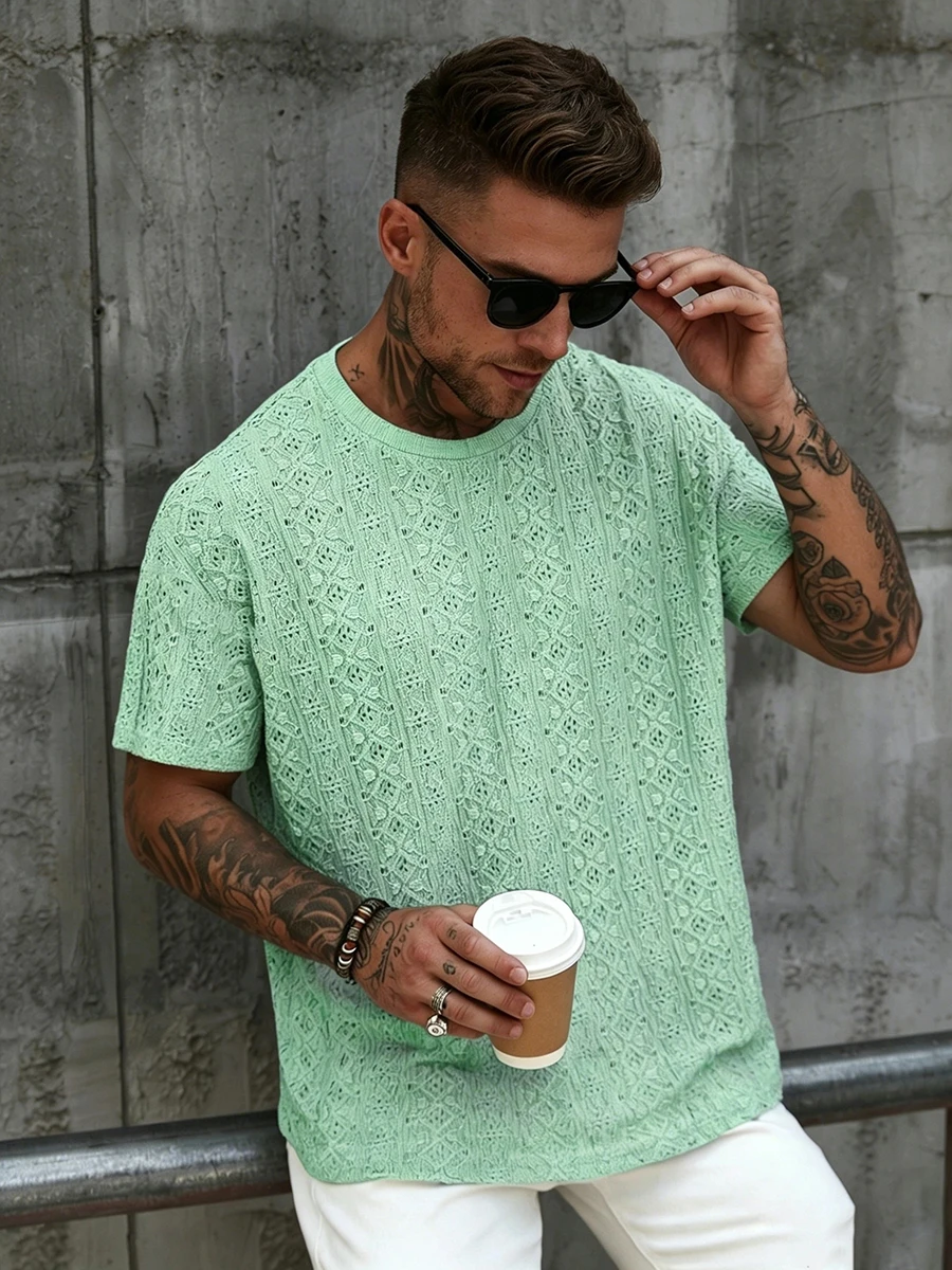 Herren-T-Shirt mit kurzen Ärmeln und Hohlmuster, atmungsaktives Sommer-Oberteil mit Rundhalsausschnitt, einfarbig, lässiger Schnitt. – Detail 1