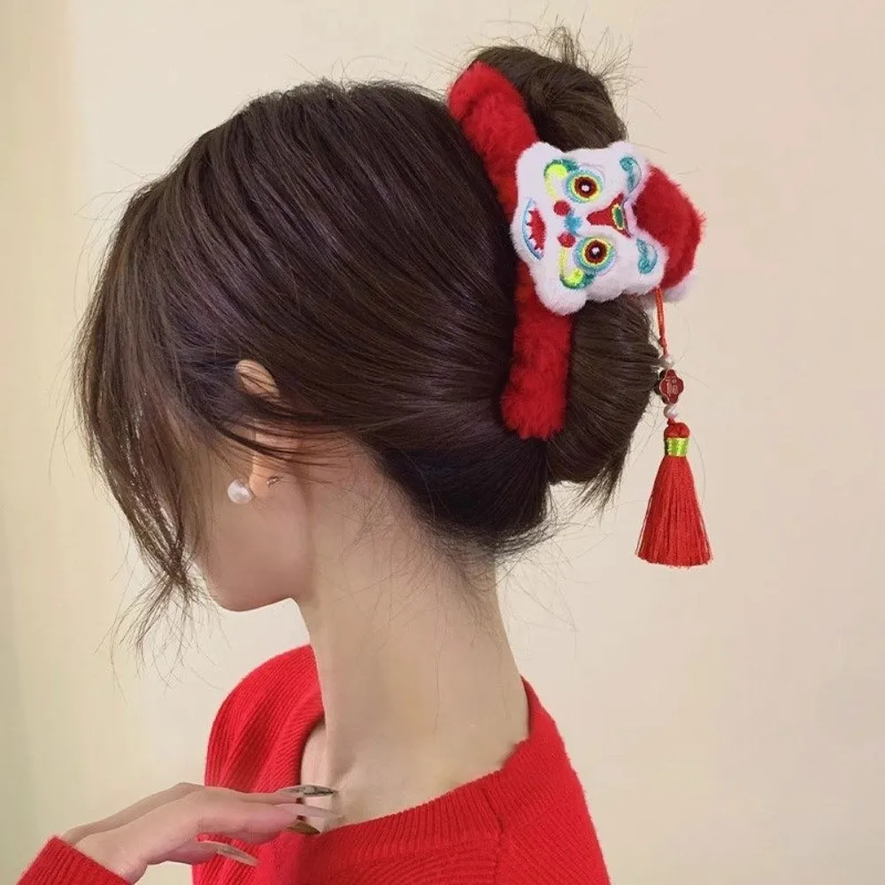 

Fashion Awakening Lion New Year Hair Claws Tassel Korean Style Claw Clip Red Hair Accessories Women Hair Clips Girls Gift