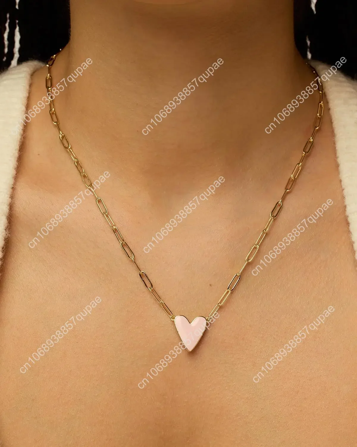 Collana da donna con ciondolo a forma di cuore in smalto placcato oro 14 carati |   Collane a catena con graffette Love |   Smalto bianco blu rosa viola H
