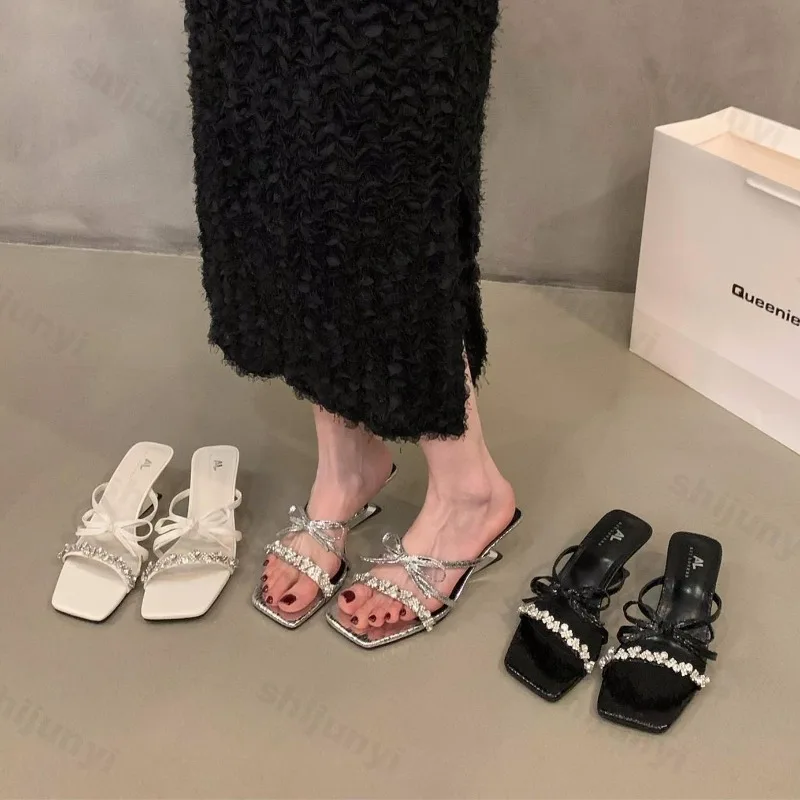 

Модные женские босоножки на танкетке с бантом, новинка 2023 года, весенние дышащие удобные тапочки со стразами и открытым носком, пляжная обувь