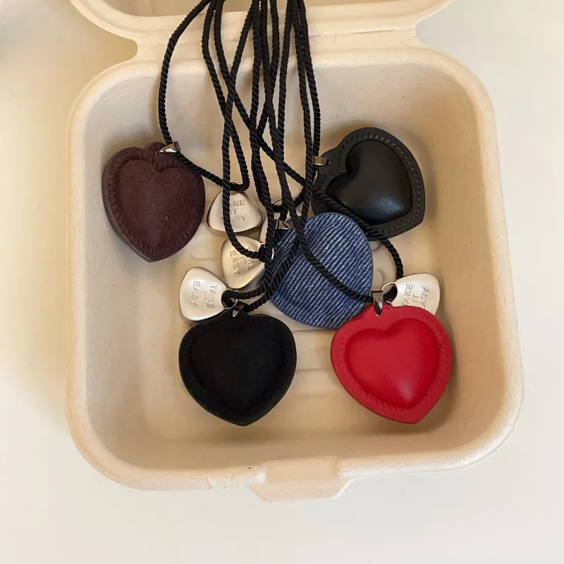 女性用ミニぬいぐるみpuレザーネックレス、レトロなデニム生地、黒いツイストロープ、チョーカー、愛の心、キーペンダント、セーターチェーン