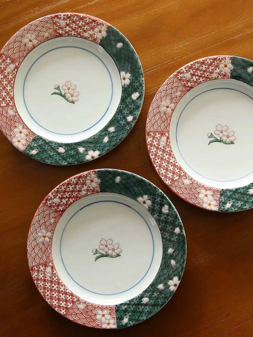 

Japanese Imported Kutani Ware By Master Craftsman Miyamoto Nijō, Hand-Painted Cherry Blossom Round Plate, High-Value Ceramic