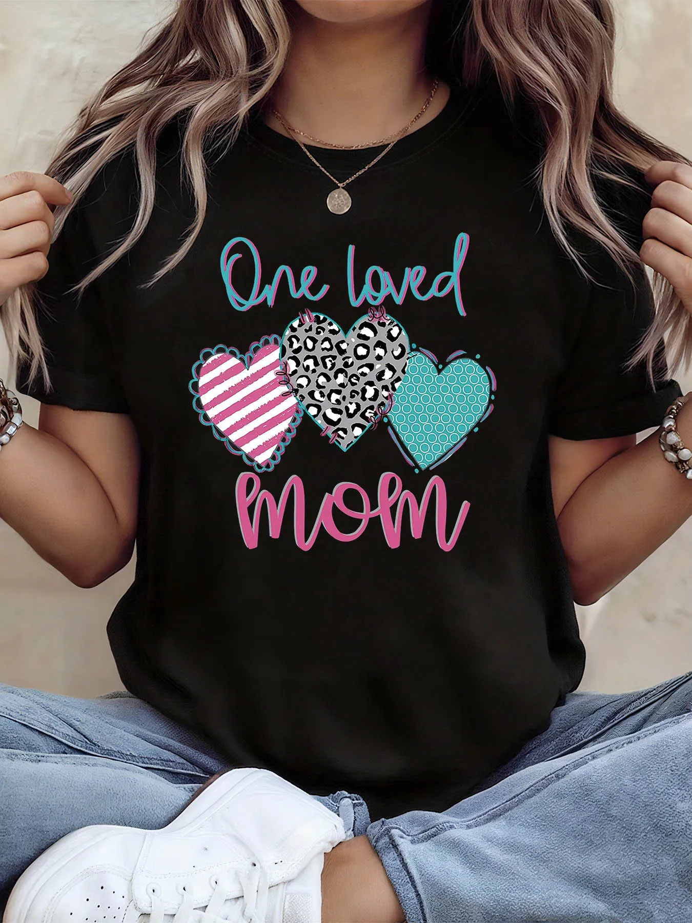 Women's Heart Print Short Sleeve Top with One Loved Mom Text Casual Crew Neck T Shirt for Family Gatherings and Daily Wear