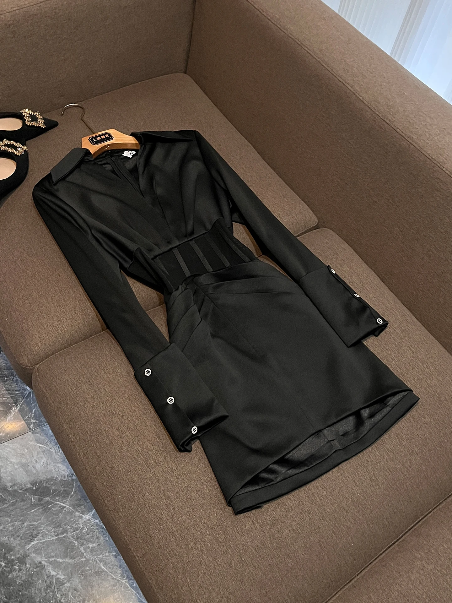 

Black V-neck Long Sleeve Short Skirt Design Slimming Pleated Women's Dress Summer 2026 Midi Length Hidden Zipper Back