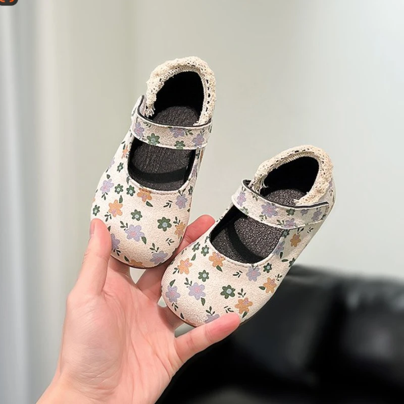 

Новые весенне-осенние корейские детские кожаные туфли с цветочным принтом, ретро-стиль, для детского сада, с кружевом и волнистым узором, мягкие, нескользящие