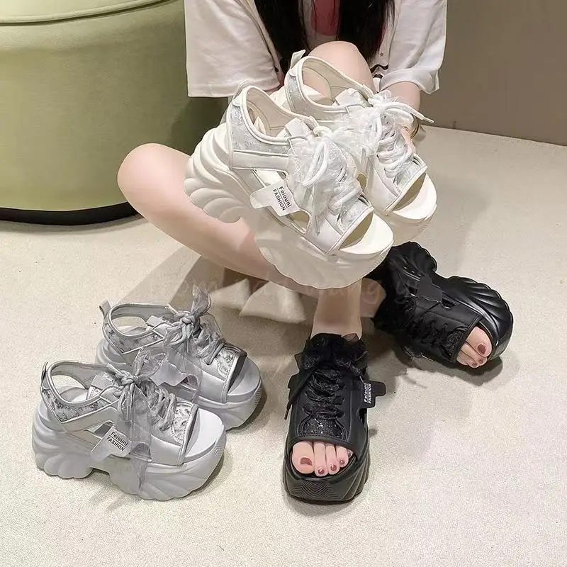 9CM Sandali con zeppa estivi Donna con suola spessa Mesh Chunky Sneakers Pantofole femminili per le donne Scava fuori Peep Toe Sandalia 2025