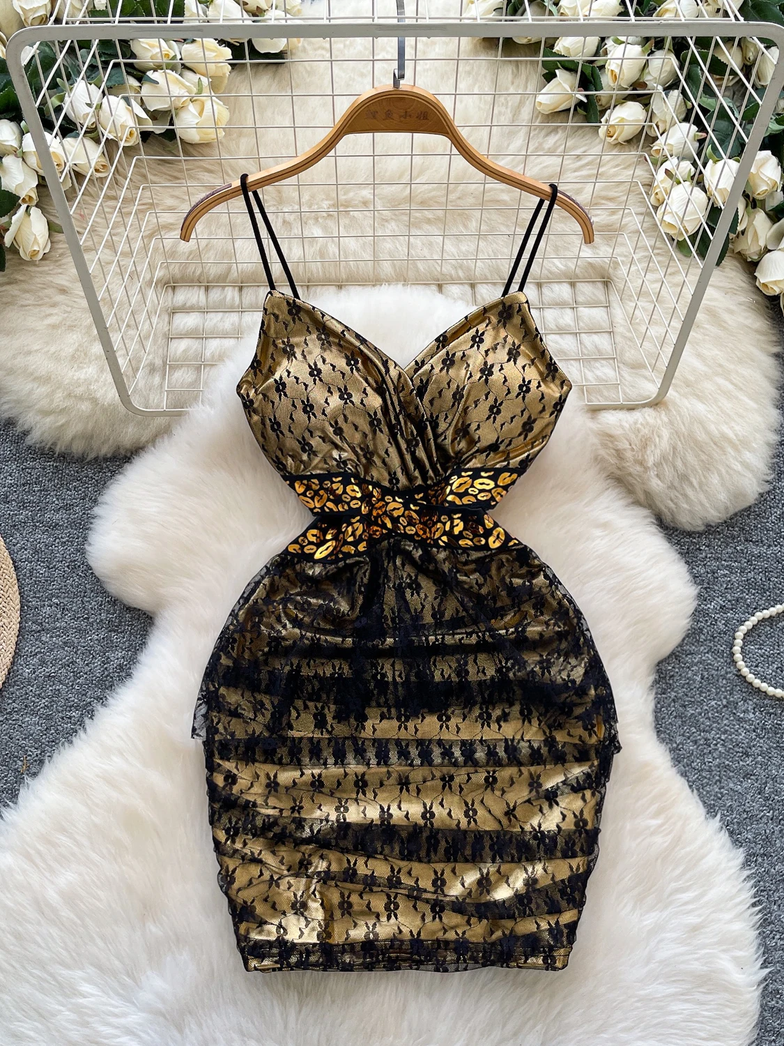 Foamlina Damen 2025, Herbst-Neues Clubkleid, Y2K-Slip-Kleid, sexy V-Ausschnitt, ärmellos, transparente Spitze, hohe Taille, schlankes, figurbetontes Partykleid