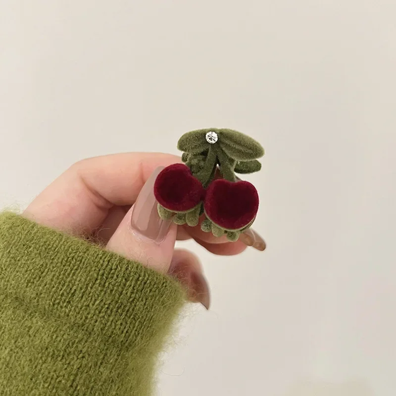 Süße beflockte Kirsche kleine Haarklammer exquisite Weihnachts-Haar-Accessoires Damen Pony Seitenclip süße Mini-Haarnadel Haarspange