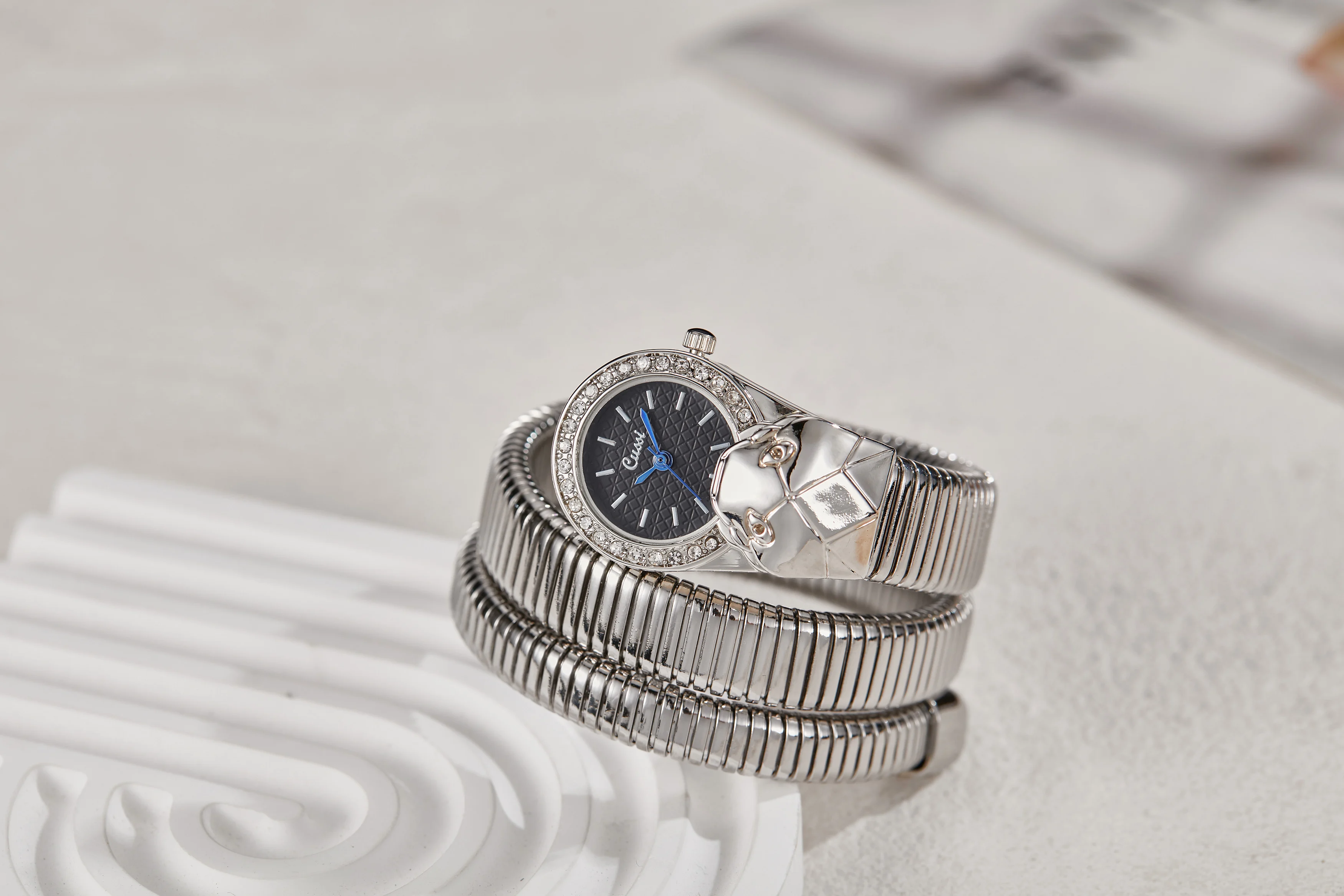 ساعة نسائية جديدة على شكل ثعبان على شكل شخصية ساعات عصرية على شكل خاص ساعة كوارتز مع سوار دائري ملفوف بحزام معدني