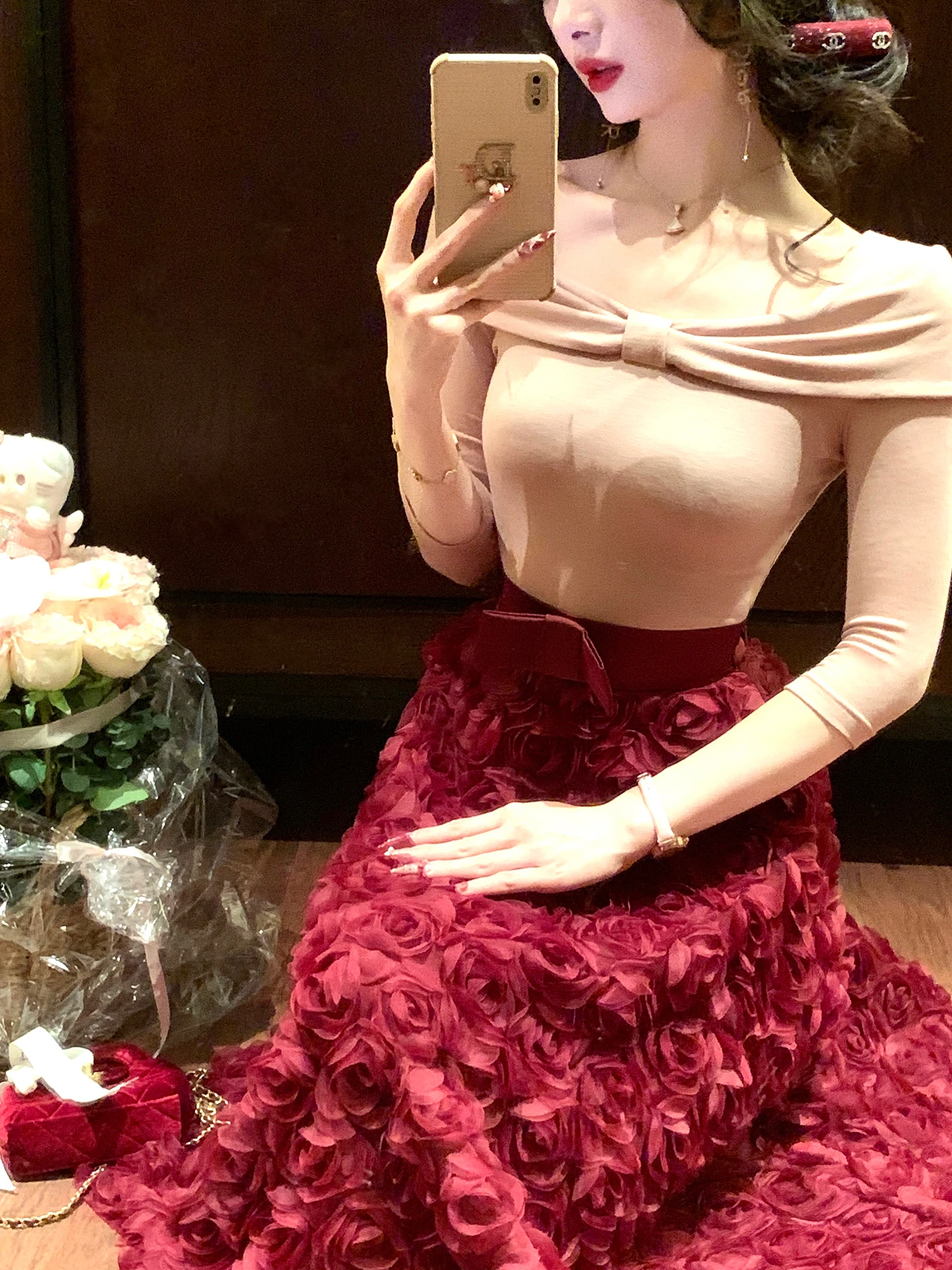 

Комплект Eees Scarlett: вязаная юбка с одним плечом и узлом, кружевной топ с розами и бриджи. Весенний модный женский ансамбль.