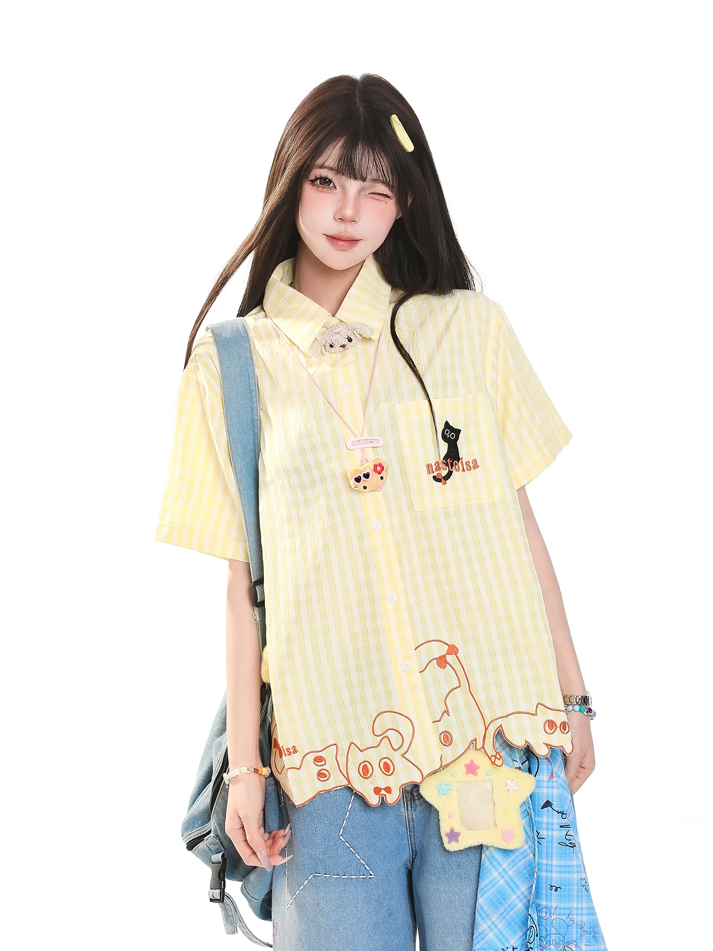 

Милая женская рубашка с вышивкой и клетчатым узором, с коротким рукавом, свободного кроя, в повседневном стиле, летняя, в студенческом стиле, универсальная, непринужденная, на пуговицах, вневременная.