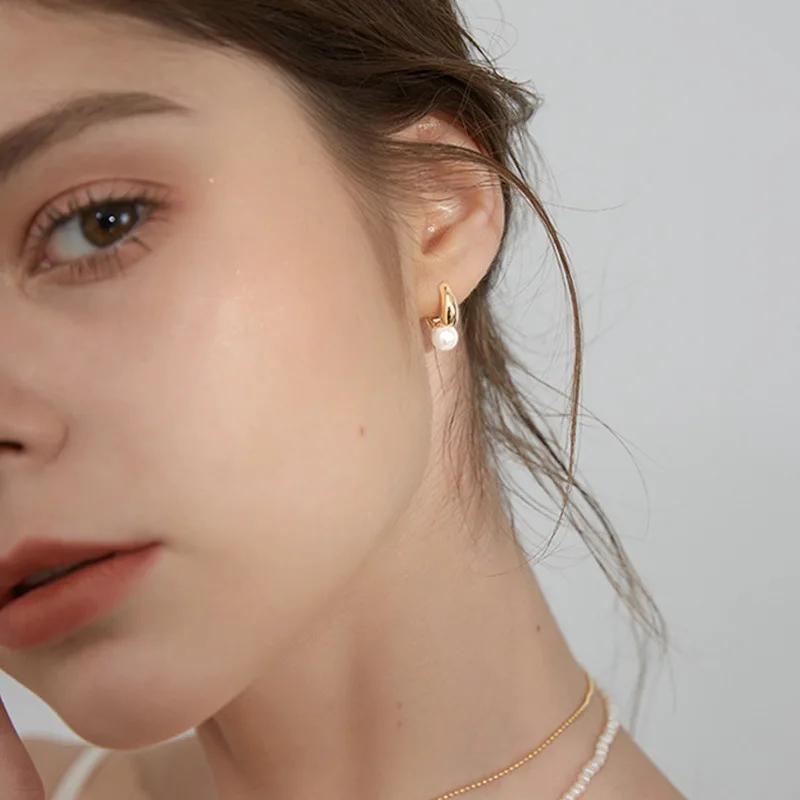 Trend Korean Kpop Gold Color Simple Cute Pearl Ear Clasp Hoop Earrings For Women Tiny Huggies Earrings Wedding Party Jewelry