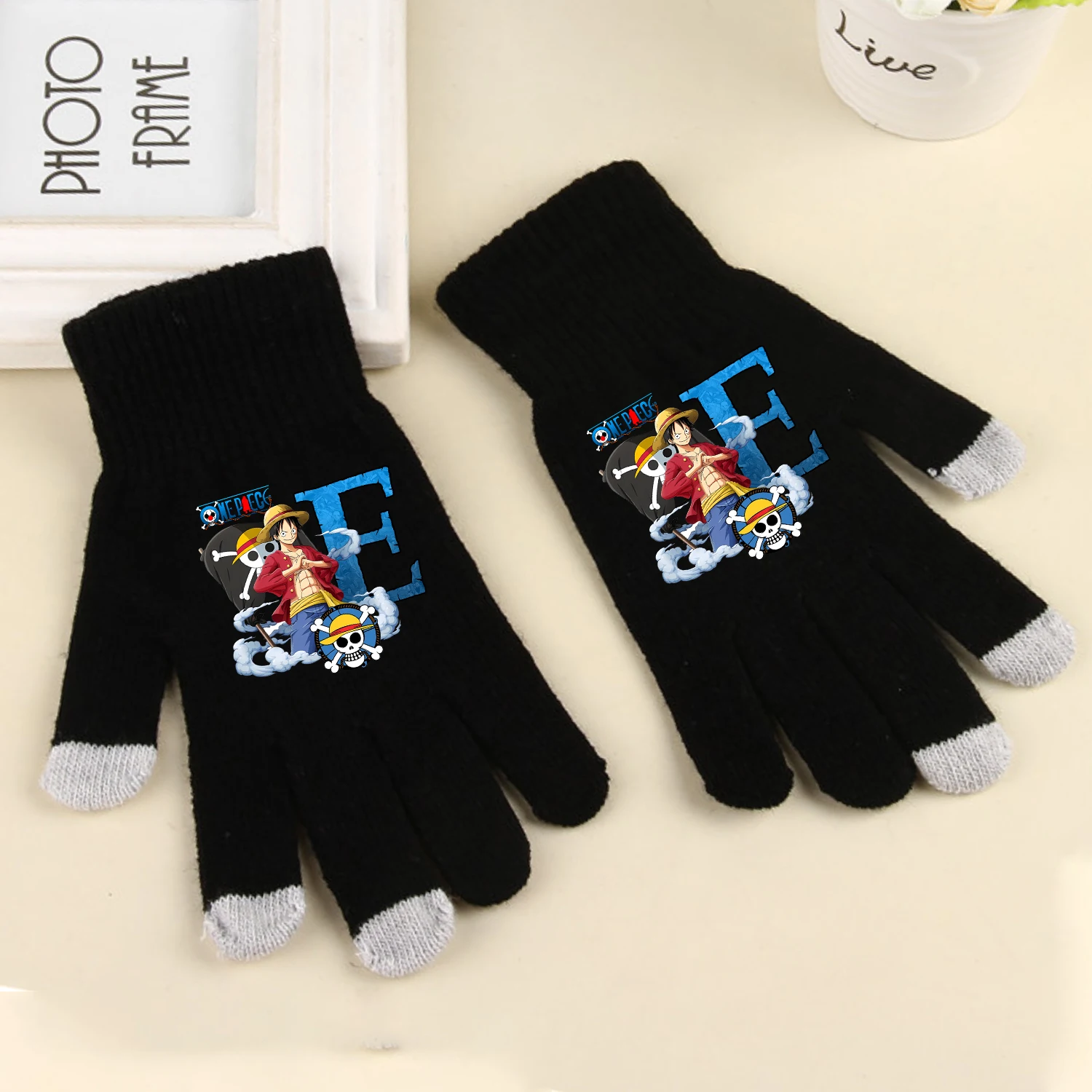 

Вязаные перчатки One Piece с изображением Луффи, сенсорные, новые, для мальчиков, аниме, черные, зимние, теплые, модные аксессуары, подарок для детей