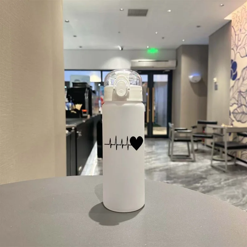 Copo com tema de coração impresso em 3D – Textura de coração 3D vívida, material de qualidade alimentar e sem PVC de 780ml, resistente ao desbotamento com acabamento fosco