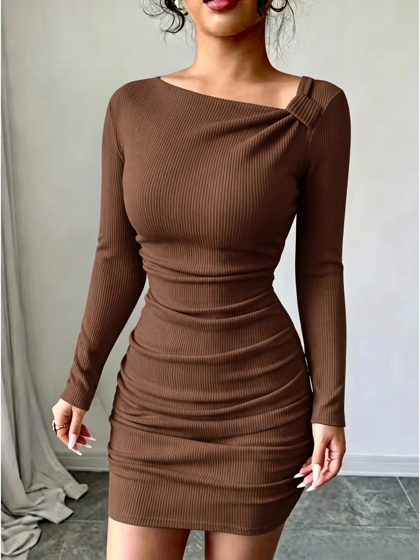 Damen-Minikleid mit langen Ärmeln, Herbst, lässig, elegant, einfarbig, gestreift, schräger Kragen, modisches Rippenmuster – Detail 7