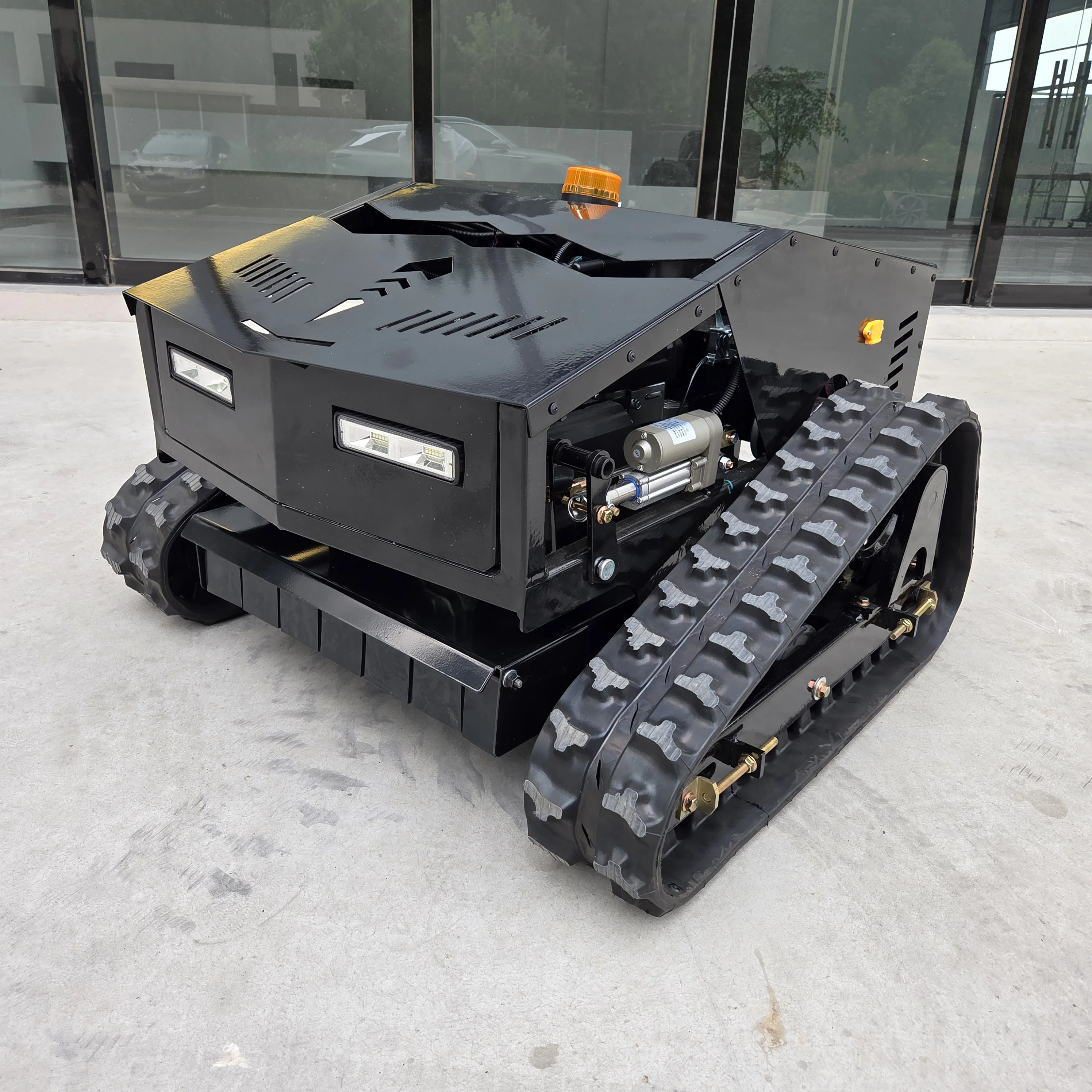 Remote control lawn mower Fully automatic home use Easily conquer steep slopes Efficient weeding Worry-free garden maintenance