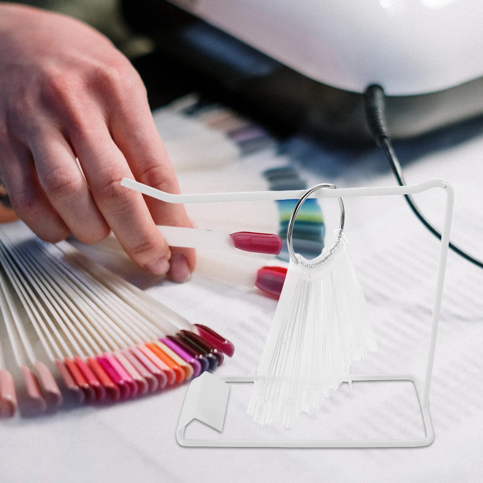 

Набор для демонстрации дизайна ногтей: веерообразная подставка из черного металла, прозрачные образцы лаков и типсы для практики