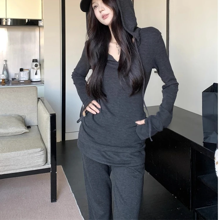 

Модный повседневный комплект: худи с длинным рукавом и облегающая женская футболка с микро-клешем брюками. Новинка осени 2025.