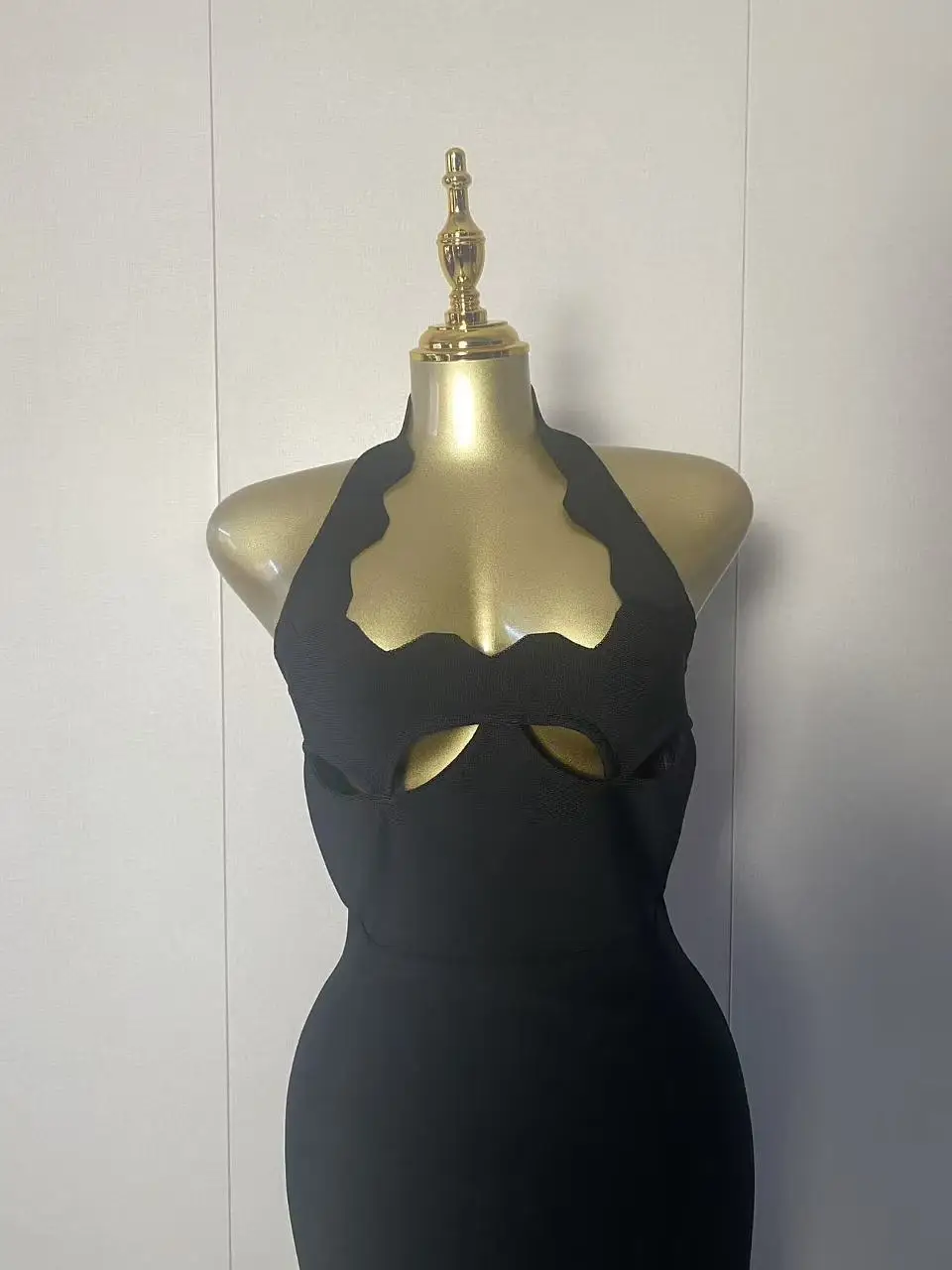 فستان نسائي جديد مثير موديل 2025 بدون أكمام مع رسن أسود ميدي فستان ضيق 2025 أنيق للسهرة والنوادي الفاخرة فساتين حفلات أعياد الميلاد