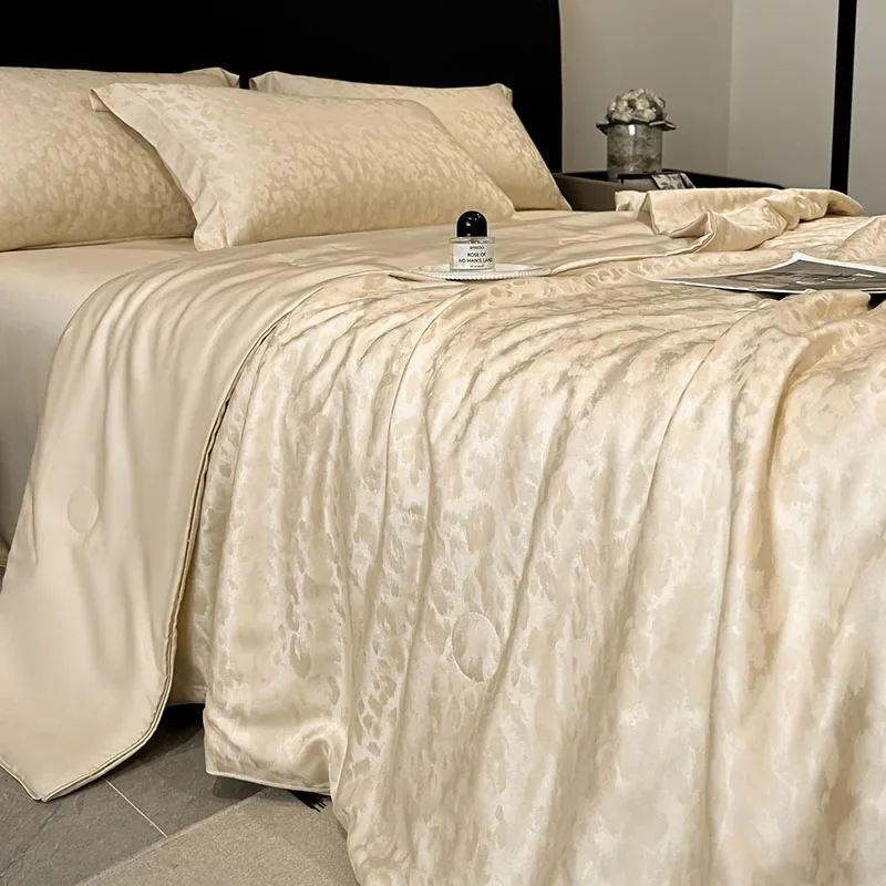 Luxury Lyocell Fiber Jacquard Summer Quilts Exquisite Faux Silk Thin Cooling Comforter 200X230Cm Double Home Soft Bedspread