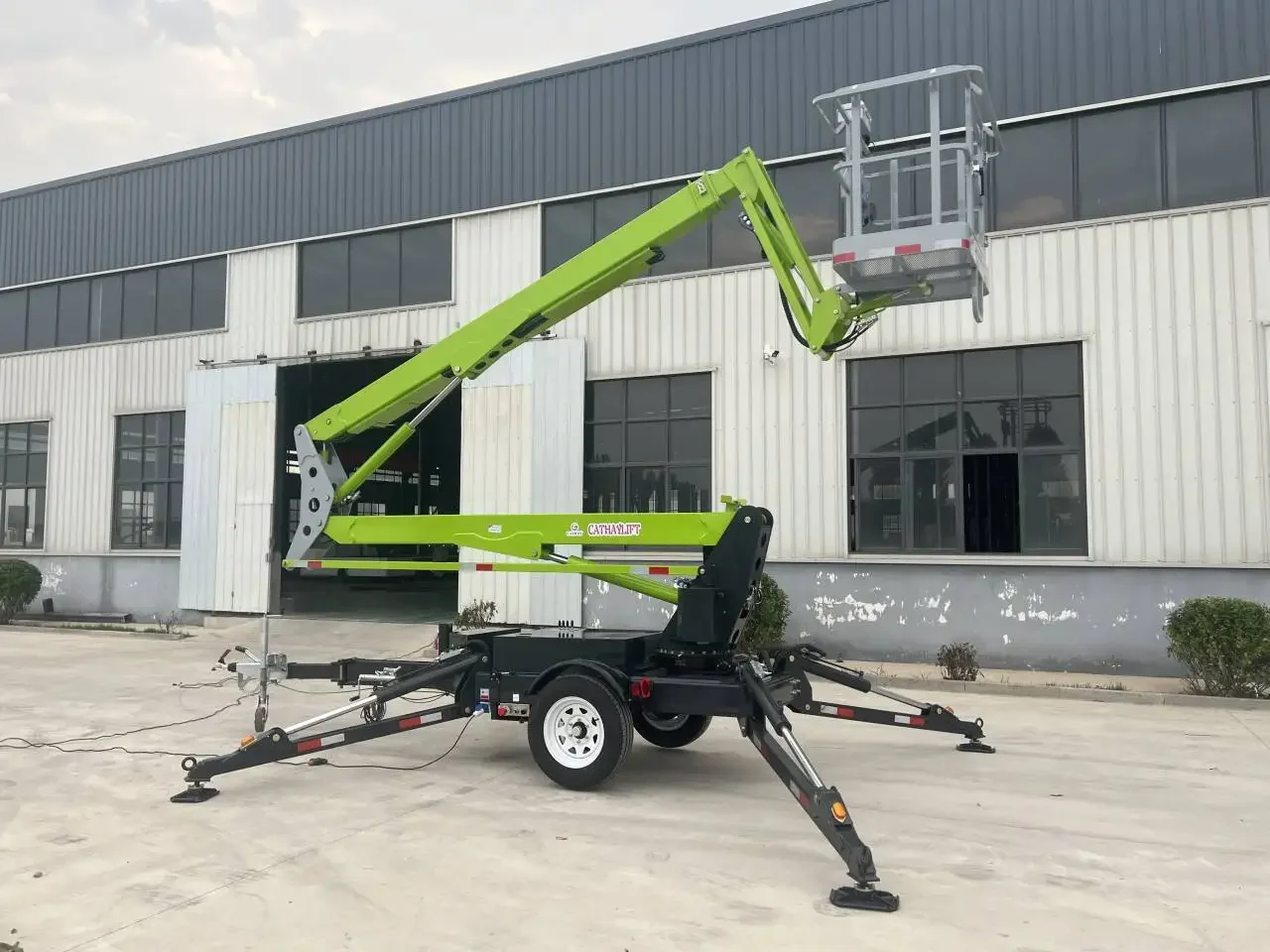 Ce Certificated 10~20m 200kg Load High-end Sky Trailer Towable Boom Lift for Tree Work