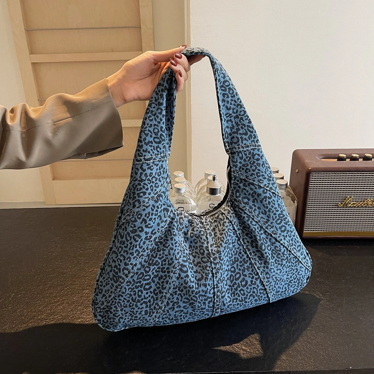 

Vintage-Inspired Women's Shoulder Bag-Leopard Print Spacious Capacity&Zipper Closure Ideal for Daily Use Campus Commutes&Outings