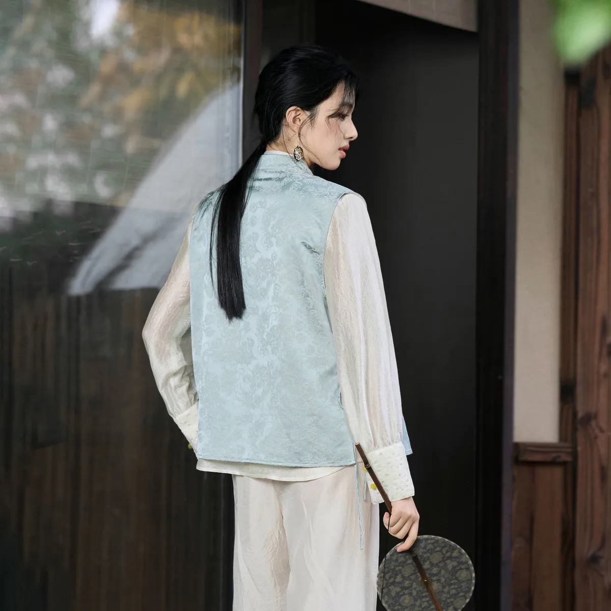 SENTUBILA Women New Chinese Style Jacquard Vest 2026 Spring Stand Collar Frog Buttons Side Tie Sleeveless Waistcoat 161JE4929