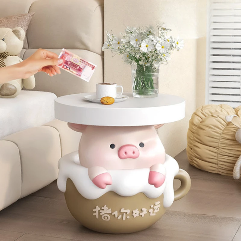 

The large floor-to-ceiling piggy bank can only enter and exit the cream wind, the living room is a few decorative ornaments