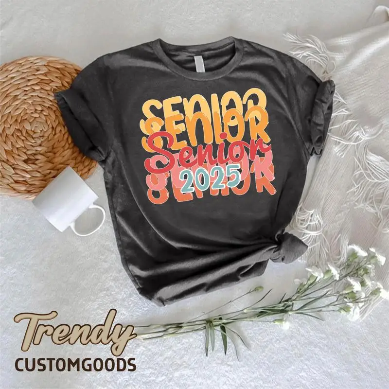 

Футболка Senior 2025 года Выпускной класс GifT Groovy