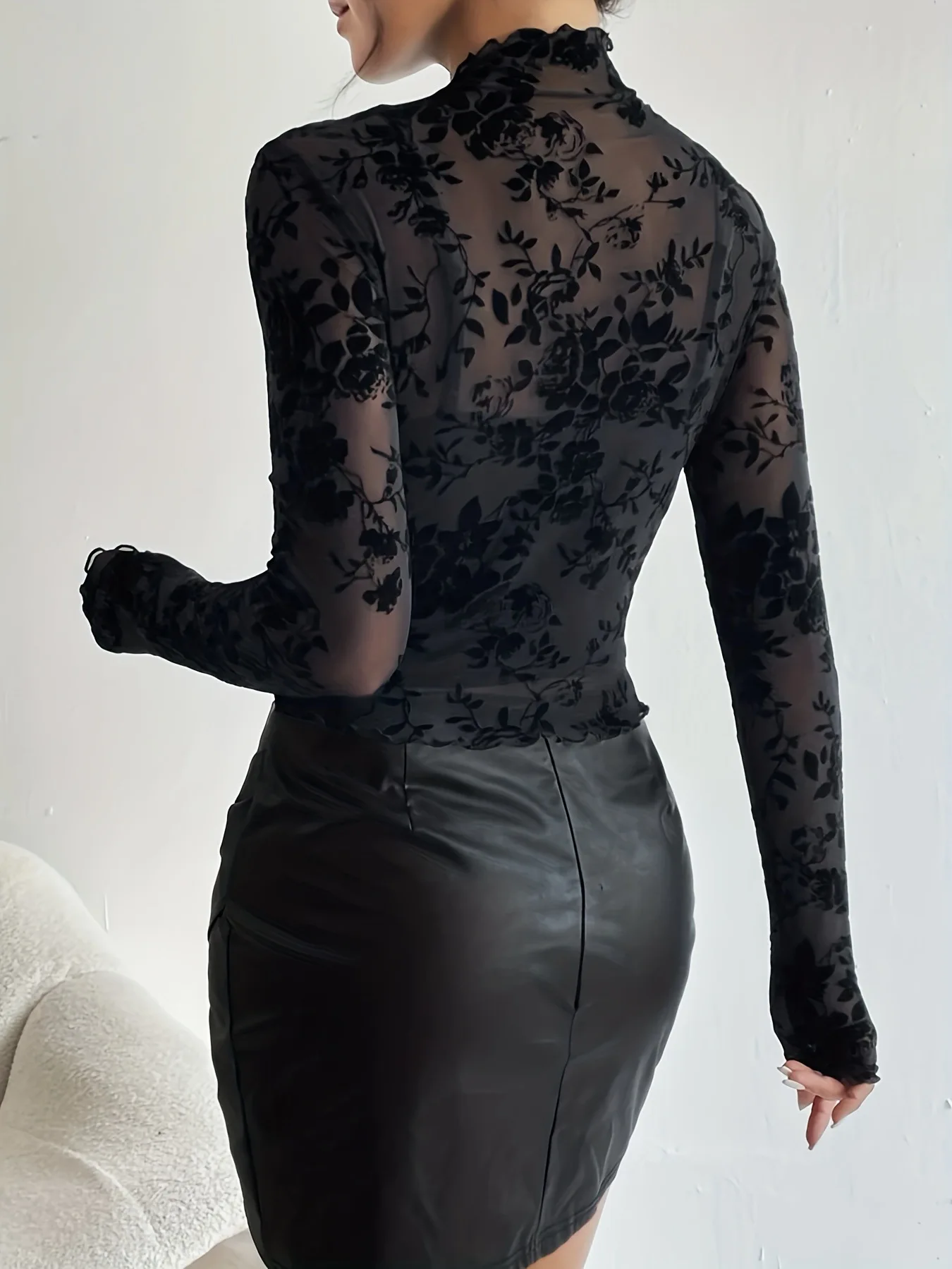 Damen-Oberteil aus transparentem Mesh mit Blumenmuster und Samtprint, Rüschen, hohem Kragen, langen Ärmeln, schmal geschnitten, durchsichtige Bluse, elegantes Party-Basic-Shirt – Detail 3