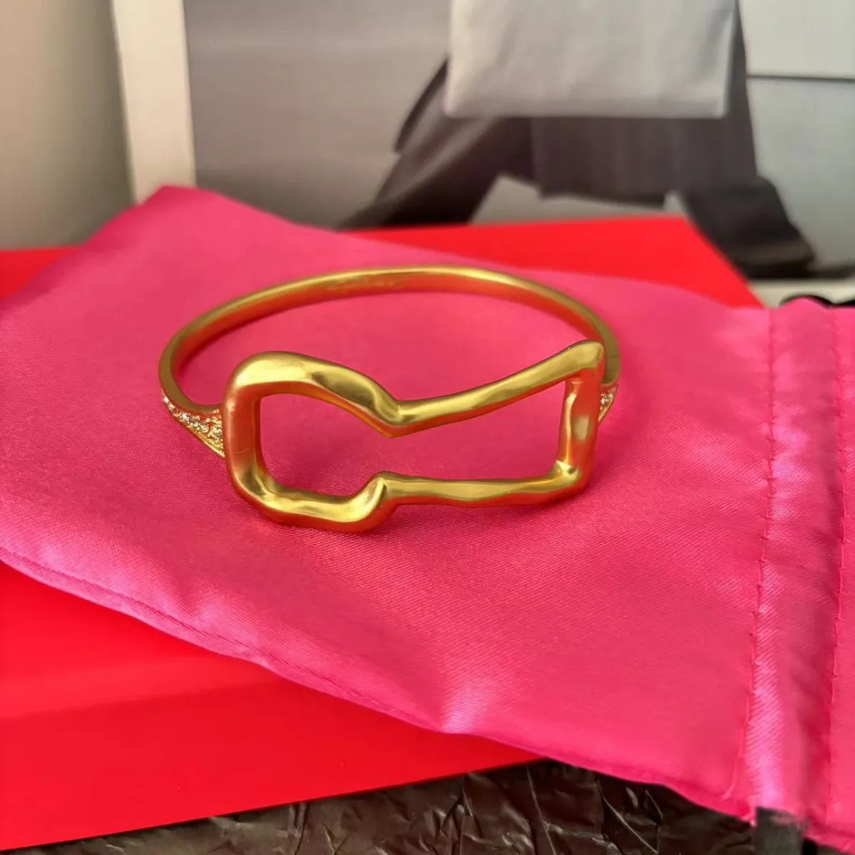 

Модный браслет с золотым покрытием из латуни с застежкой-замком, дизайнерское украшение для женщин, брендовая бижутерия для вечеринок, Европа и Америка.