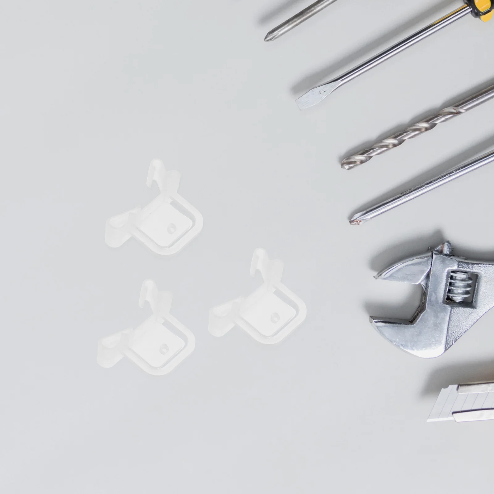 

100Pcs Channel Card Clips Clear Plastic Shelf Holder for Advertising Display Fast Installation Retail Grip Clamps