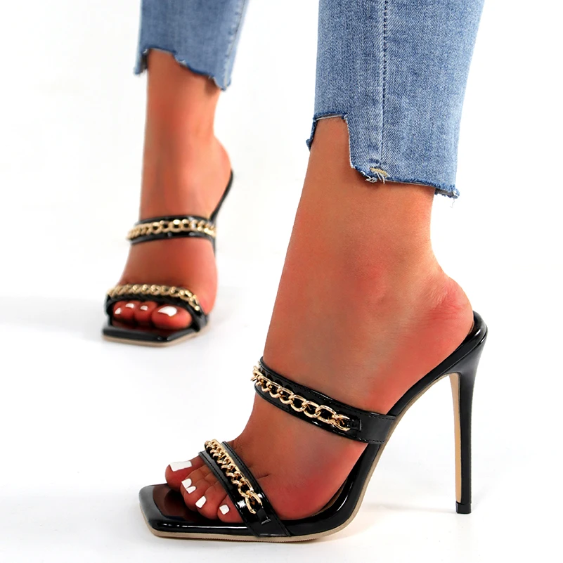 

Внешние тапочки на очень высоком тонком каблуке с квадратным носком и открытым носком, металлическая цепочка с украшением, блестящие сексуальные тапочки из лакированной кожи