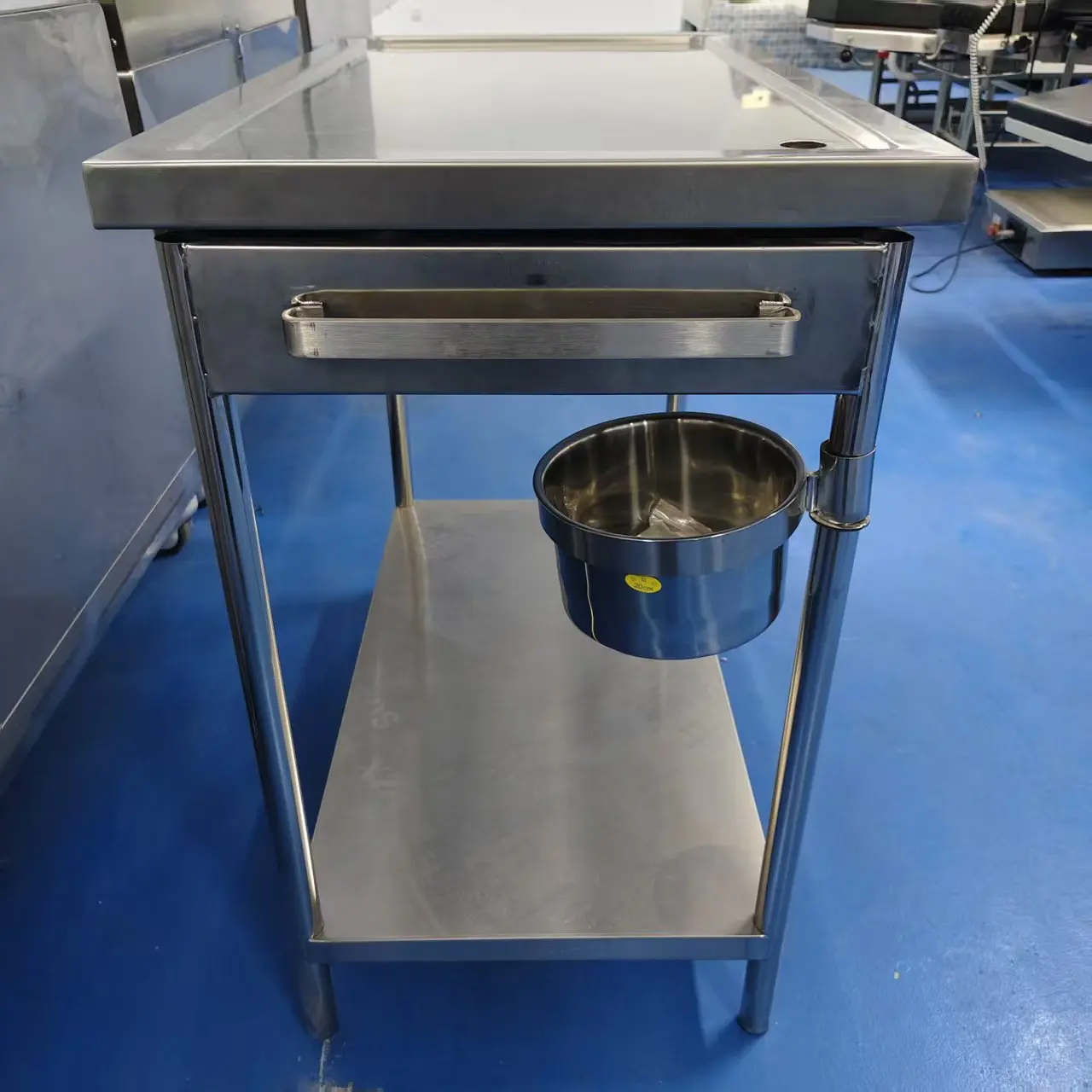 Durable Stainless Steel Pet Grooming Table with Stable Base Veterinary Surgical Instruments