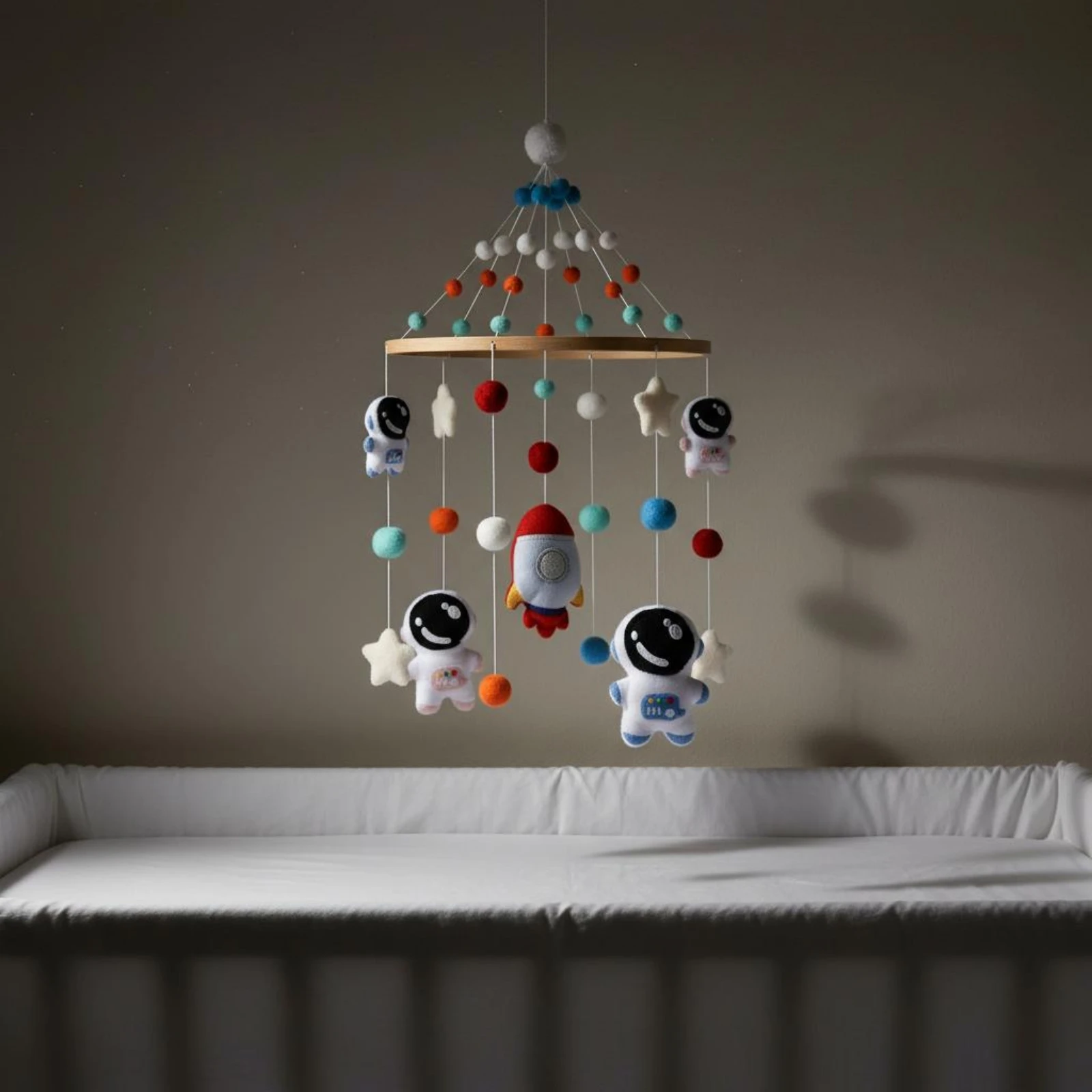 mobile-de-berco-astronauta-design-minimalista-espacial-estimulacao-visual-para-bebes-enfeite-suspenso-para-recem-nascidos-e-bercario