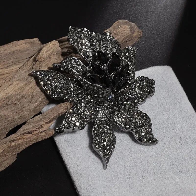 Luxury Inlaid Rhinestones Rose Brooches Vintage Temperament Ladies Black Flower Lapel Pin Fashion Evening Dress Sweater Corsage