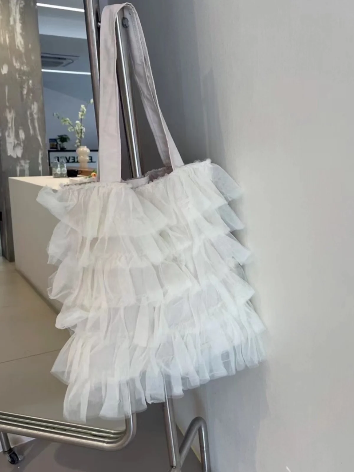 

Оригинальная лимитированная серия: Сумка-тоут в корейском стиле с кружевными вставками и плиссировкой, большая вместимость, для ношения в руке или на плече, повседневная.