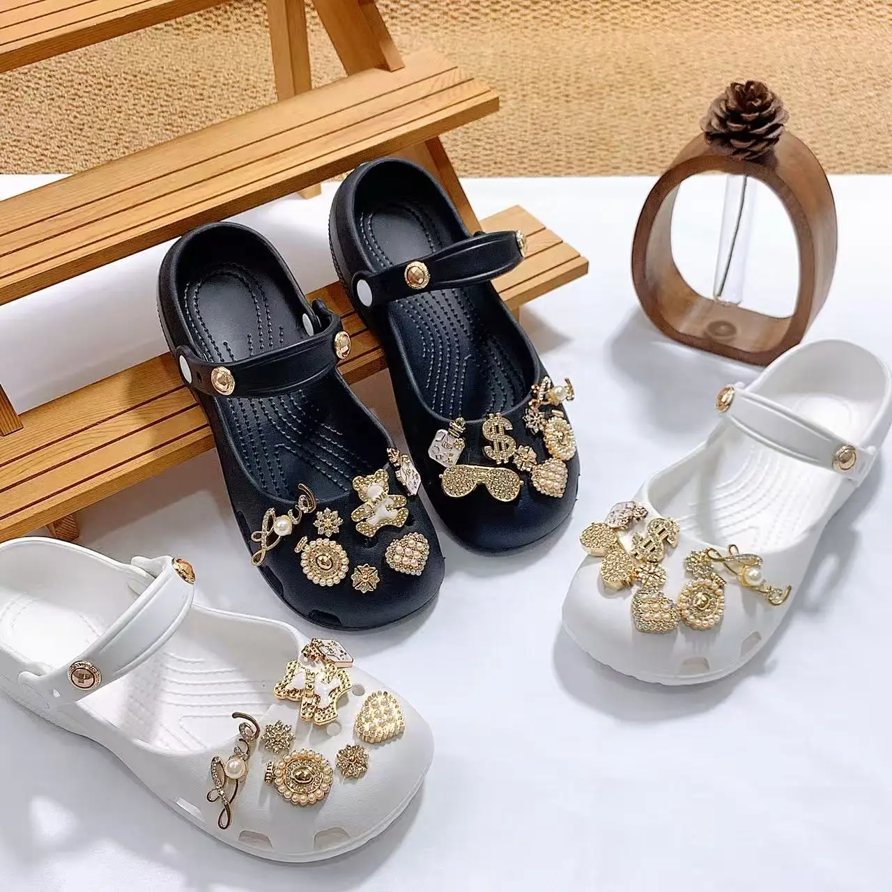 Trendy Retro-Style Mary Jane Clogs for Women, Detachable Gold Bear, Pearl, and Coin Shoe Charms, Outdoor Non-Slip Beach Shoes, Ballet Flats, Flat Sandals
