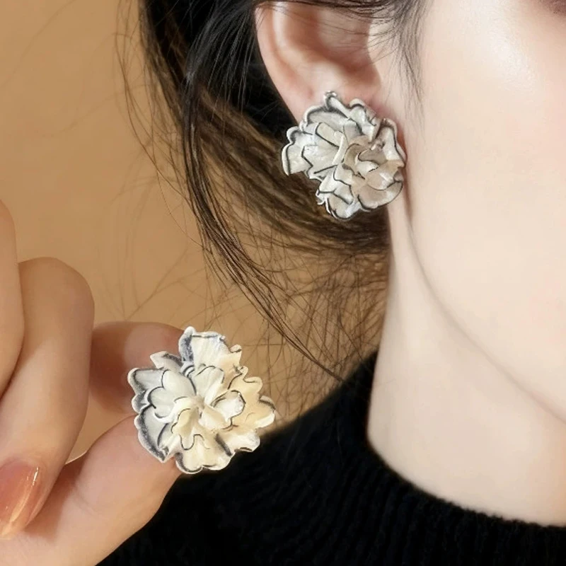 Black Petal Edge Big Flower Stud Earrings for Women Korean Fashion White Acrylic Folded Floral Earrings Party Elegant Jewelry