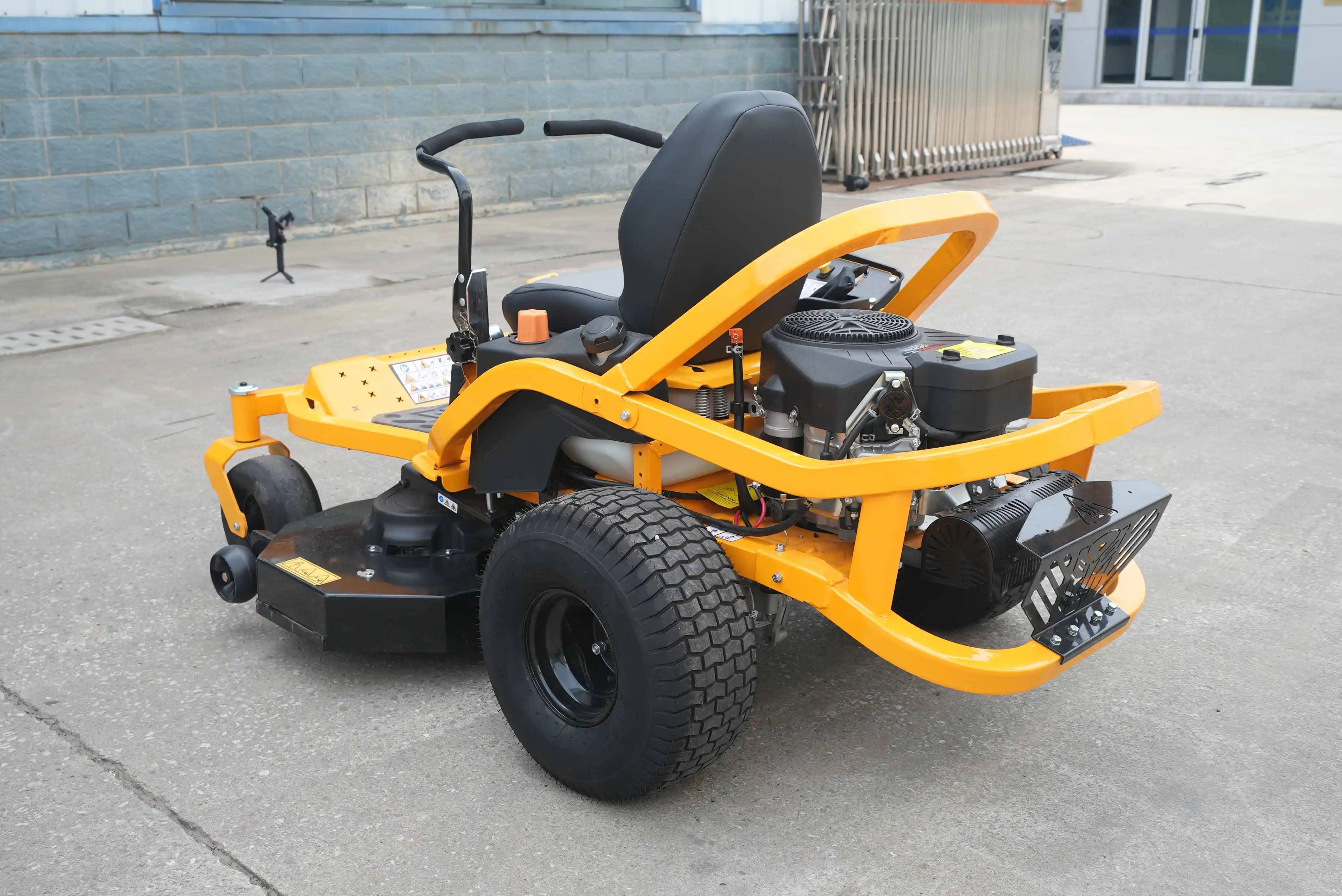 Heavy Duty 72 Inch Zero Turn Lawn Mower with 25HP Engine and Roll Bar for Rough Terrain Zero Turn Lawn Mower