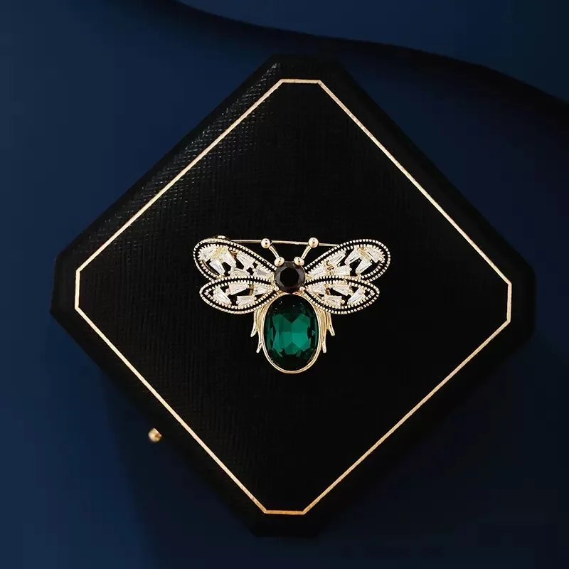 Lindo broche de abeja pequeño, temperamento de sentido del diseño de nicho femenino de alta gama, temperamento de ramillete, pin antiluz, accesorios de ropa