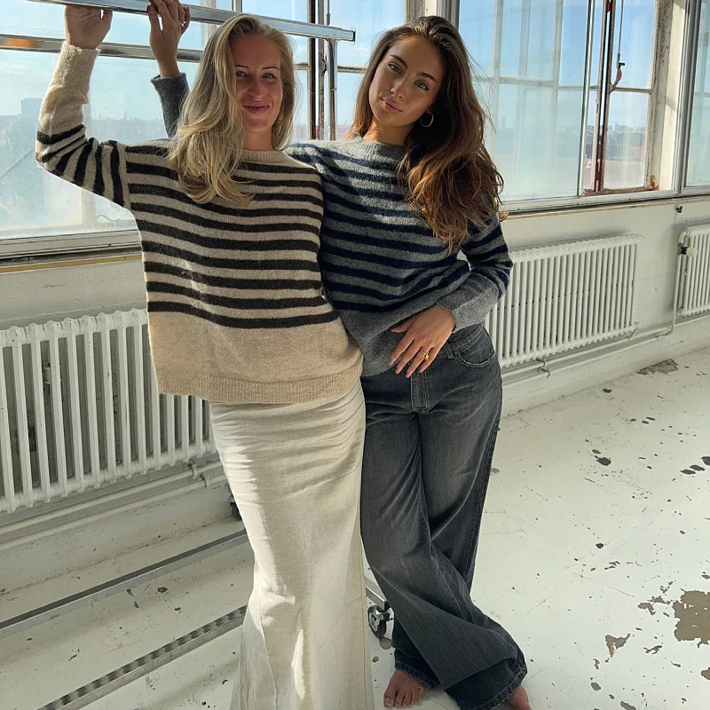 

2025 Autumn and Winter Europe America New Knitted Sweater Women's High-end Casual Loose Lazy Style Women's Striped Sweater Women