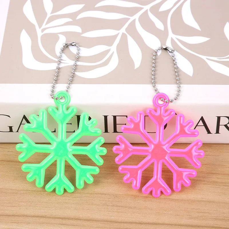 Christams Party Reflective Keychain for Kids Night Security Walking Cycling Safety Reflector Snowflake Shaped Bag Pendant Decor