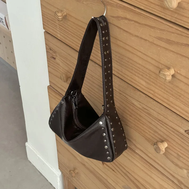 bolsa-de-ombro-casual-de-cor-solida-grande-capacidade-bolsas-femininas-estilo-punk-design-com-rebites-bolsas-de-couro-macio-para-usar-sob-o-braco-bolsas-para-mulheres