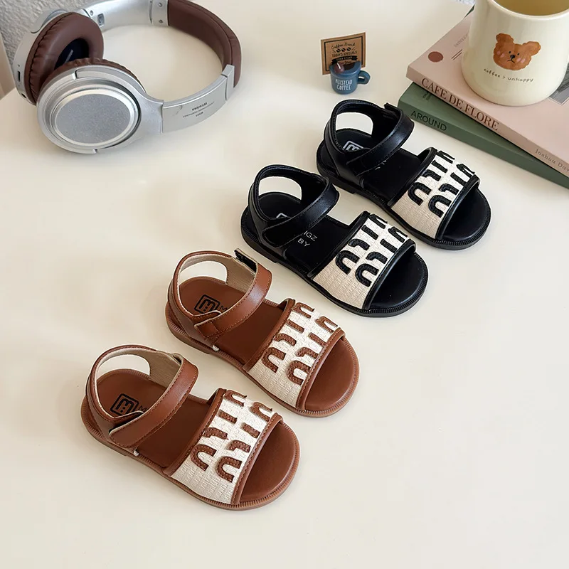 

Little Girl's Fashionable Letter Soft Soled Princess Open Toe Sandals Summer 2026 New Style Comfortable Outdoor Sandy Beach