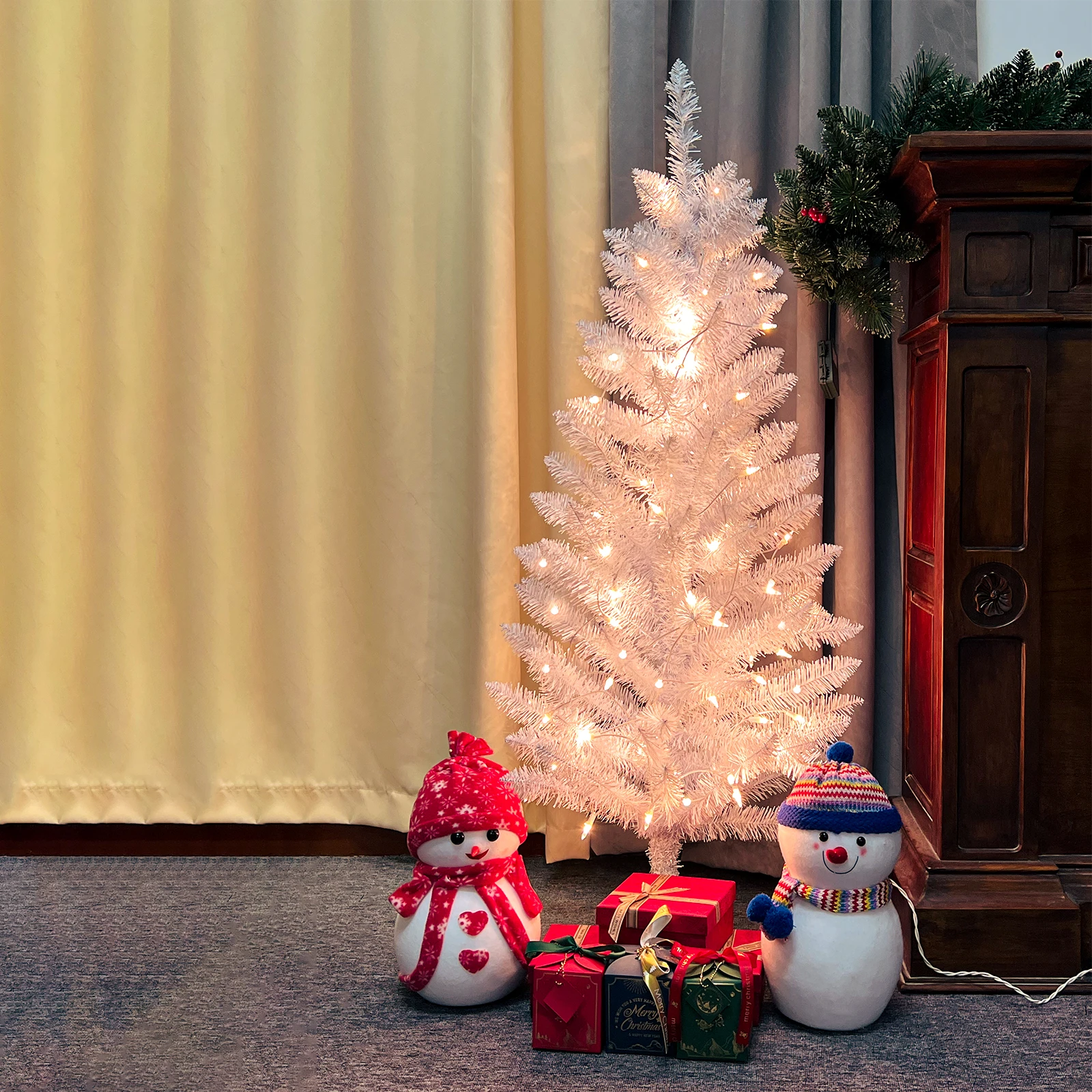 شجرة عيد الميلاد البيضاء الاصطناعية الصغيرة المضاءة بطول 4 أقدام من Makeatree غير مضاءة مسبقًا وأشجار الصنوبر البيضاء لتزيين العطلات #4