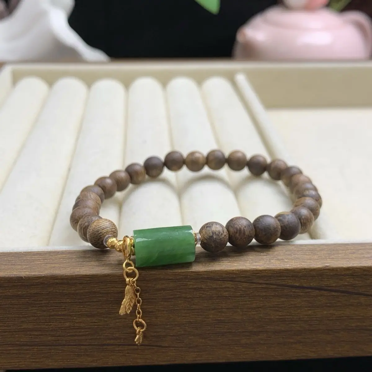 

Pure natural Hetian jade jasper bucket bead card six agarwood jasper bucket bead bracelet