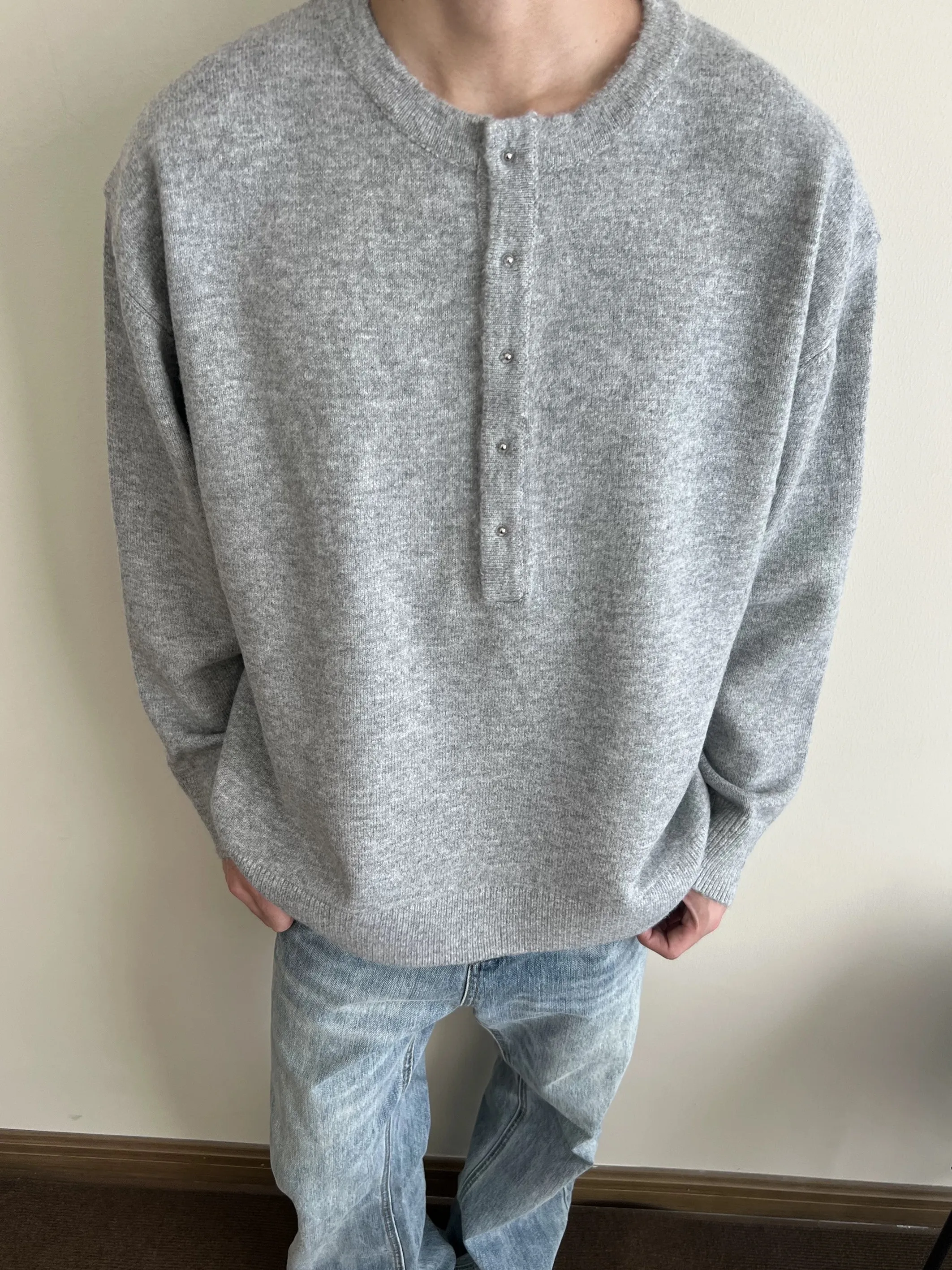 

Корейский свитер с простыми металлическими пуговицами и воротником Генри, осенне-зимний теплый повседневный универсальный вязаный топ