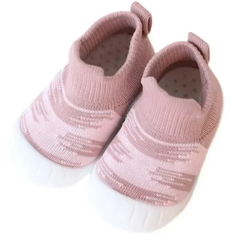 Kleinkindschuhe im klassischen Stil für drinnen und draußen, gepunktete, rutschfeste, kollisionssichere Baby-Sportschuhe mit weicher Sohle