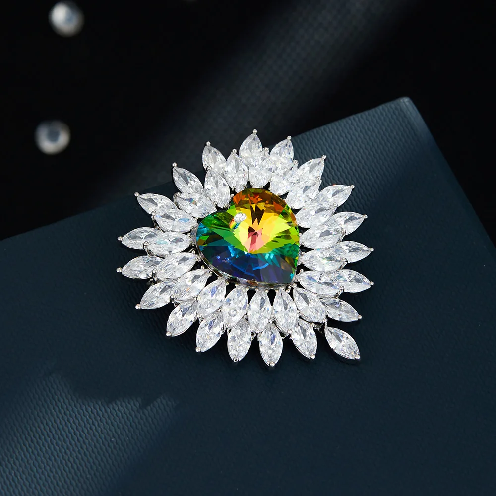 

Luxurious and luxurious Ocean Heart crystal brooch